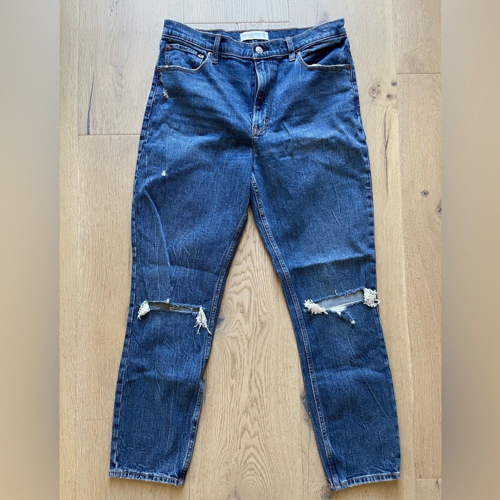 Abercrombie Women’s High Rise Skinny Jean
Color: DARK RIPPED WASH
Size: 31L